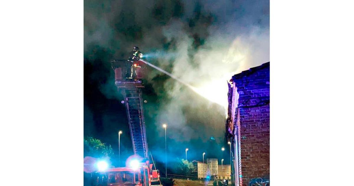 Le N Arde Una Casa Deshabitada En La Calle Sol Y Luna De Le N