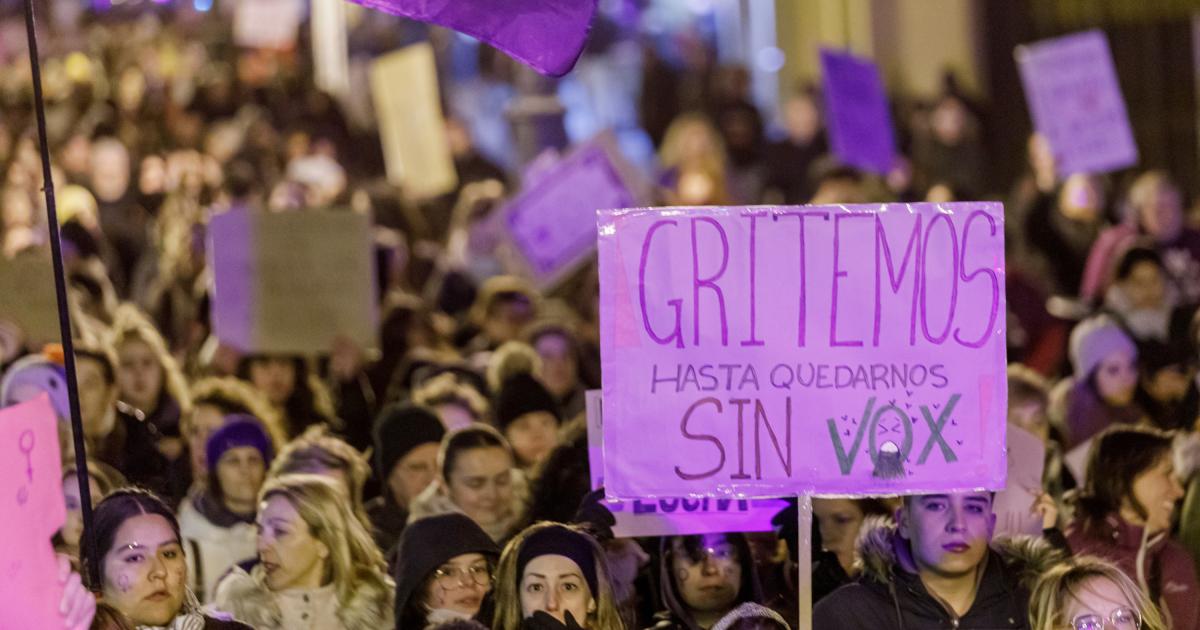 8 M DÍA INTERNACIONAL DE LA MUJER 8 M Miles de personas salen a las