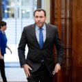 El ministro de Transportes y Movilidad Sostenible, Óscar Puente, a su salida de una sesión plenaria en el Congreso de los Diputados, a 6 de mayo de 2025, en Madrid (España).