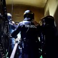 Imagen del momento de la entrada de los agentes a la viviienda de unos ivestigados.