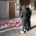 Homenaje con velas y flores a Juan Esteban Rubio que se encontraba en la calle de la Democracia, donde tuvo lugar el crimen