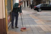Calima sobre Palencia
La ciudad de Palencia ha amanecido cubierta de polvo procedente de África, en la imagen un comerciante de la calle Barrio y Mier barre la arena