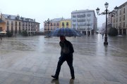 Imagen de archivo de un transeúnte bajo la lluvia en Ponferrada.- ICAL.