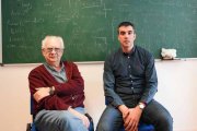 Dos investigadores en las instalaciones de la Universidad de Valladolid