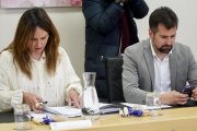 Patricia Gómez y Luis Tudanca antes del inicio de la Junta de Portavoces.