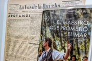 Un ordenador de la Biblioteca de Castilla y León muestra un ejemplar del periódico 'La Voz de la Bureba' ante el cartel de la película 'El maestro que prometió el mar', sobre la figura de Antonio Benaiges.