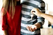 Una pareja joven recoge las llaves de su vivienda en una imagen de archivo