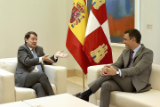 El presidente del Gobierno, Pedro Sánchez, recibe al presidente de la Junta, Alfonso Fernández Mañueco.