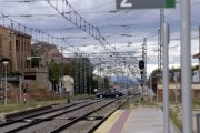 Un coche atraviesa el paso a nivel en Arcos de Jalón en una imagen de archivo