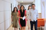 Ana Sánchez, junto a Diego Moreno y José Luis Vázquez, entre otros procuradores, se dirige a su comparecencia en las Cortes