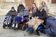 Daniel Archilla, Dabiz Riaño y Óscar Pérez, el pasado martes junto a sus colaboradores en la Catedral de Burgos. ECB