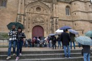 Los turistas esperan en la entrada de la catedral nueva de Salamanca.