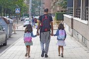 Un padre lleva a sus hijas al colegio en la ciudad de Valladolid