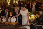 Los novios parten cochinillo de Segovia para la cena junto a Cándido