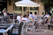 Varias personas en la terraza de un bar de la ciudad de Valladolid.