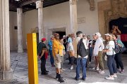 Un grupo de turistas visita en Museo Nacional de Escultura de Valladolid.
