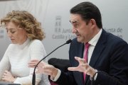 La directora de Vivienda, María Pardo, y el consejero de Vivienda, Juan Carlos Suárez-Quiñones.