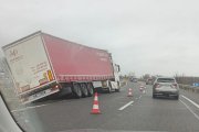 Retenciones en la A-62 tras salirse un camión de la vía