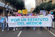 Movilización de los médicos contra el Estatuto Marco que promueve el Ministerio de Sanidad, ayer en León