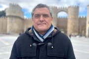 El candidato de Por Ávila, Pedro Pascual, en la Plaza de Santa Teresa de la capital abulense.