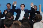 El líder del Partido Popular, Alfonso Fernández Mañueco, celebra la victoria en la noche electoral.