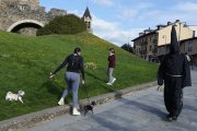 Salida del Nazareno Lambrión Chupacandiles por las calles de Ponferrada para anunciar la llegada de la Semana Santa