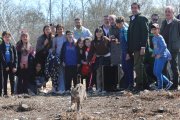 El consejero de Medio Ambiente, Vivienda y Ordenación del Territorio, Juan Carlos Suárez-Quiñones, asiste a la suelta de linces en Astudillo, en  el Cerrato Palentino, en la imagen momento de la suelta de Wilton.