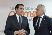 El consejero de Medio Ambiente, Vivienda y Ordenación del Territorio, Juan Carlos Suárez-Quiñones, y el delegado del Gobierno en Castilla y León, Nicanor Sen, asisten a las jornadas de 'Universidad Pyme en ruta'.