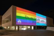 Bandera LGTBI en la fachada este de las Cortes de Castilla y León en una foto de archivo.