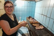 Rocío enseña desde las brasas como prepara varios productos de la carta