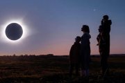 Simulación de una familia observando el eclipse total de sol