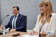 El consejero de Economía y Hacienda, Carlos Fernández Carriedo,y la directora general de Presupuestos, Maribel Campos.