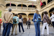 Un grupo de turistas visita uno de los monumentos emblemáticos de la localidad salmantina de Ciudad Rodrigo. -ICAL