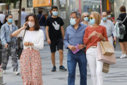 Gente por las calles de Valladolid. -JUAN MIGUEL LOSTAU