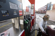 Una usuaria reposta gasoil en una estación de servicio en la ciudad de Valladolid, con el precio por litro en ascenso. PHOTOGENIC