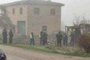 Un momento de los registros de la Policía en La Bureba en Burgos. E. M.