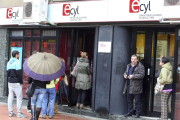 Varias personas hacen cola ante las oficinas del ECYL en la Comunidad. ICAL