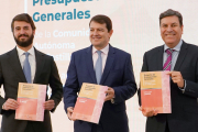 Juan García-Gallardo, Alfonso Fernández Mañueco y Carlos Fernández Carriedo, en la presentación de los Presupuestos. ICAL