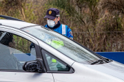 Un agente de Policía Local da el alto a un conductor en un control.  RAÚL G. OCHOA