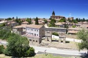 Vista aérea de Medinaceli, con el arco romano en primer plano. / TURISMO DE MEDINACELI