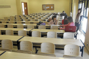 Alumnas en un aula casi vacía de la Universidad de Valladolid. MONTSE ÁLVAREZ