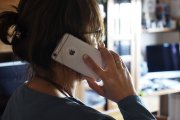 Una persona utiliza el teléfono móvil en casa. PHOTOGENIC / M. Á. SANTOS
