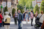 Gente caminando por la calle Santiago. -JUAN MIGUEL LOSTAU