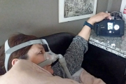 Una mujer que sufre apnea del sueño tiene que dormir conectada a un CPAP para que le entre aire de forma continuada. D.V.