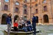 Miembros del grupo de investigación en las instalaciones de la Universidad Pontificia de Salamanca. EL MUNDO