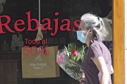 Un escaparate de un pequeño comercio de Valladolid muestra el cartel de rebajas. PABLO REQUEJO / PHOTOGENIC