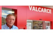 Pepe Valcarce en la primera gasolinera que puso en marcha junto a su hotel en Vega de Valcarce, junto a la Nacional VI.- P.R.L.