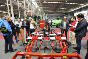 Agricultores cambian impresiones sobre la nueva maquinaria expuesta en la feria ‘Agrovid’ de Valladolid. / ICAL