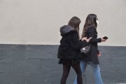Compañeras del estudiante italiano infectado por coronavirus. - TERESA SANZ