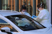 Pruebas para la detección del coronavirus desde el automóvil por personal sanitario en Palencia.- ICAL